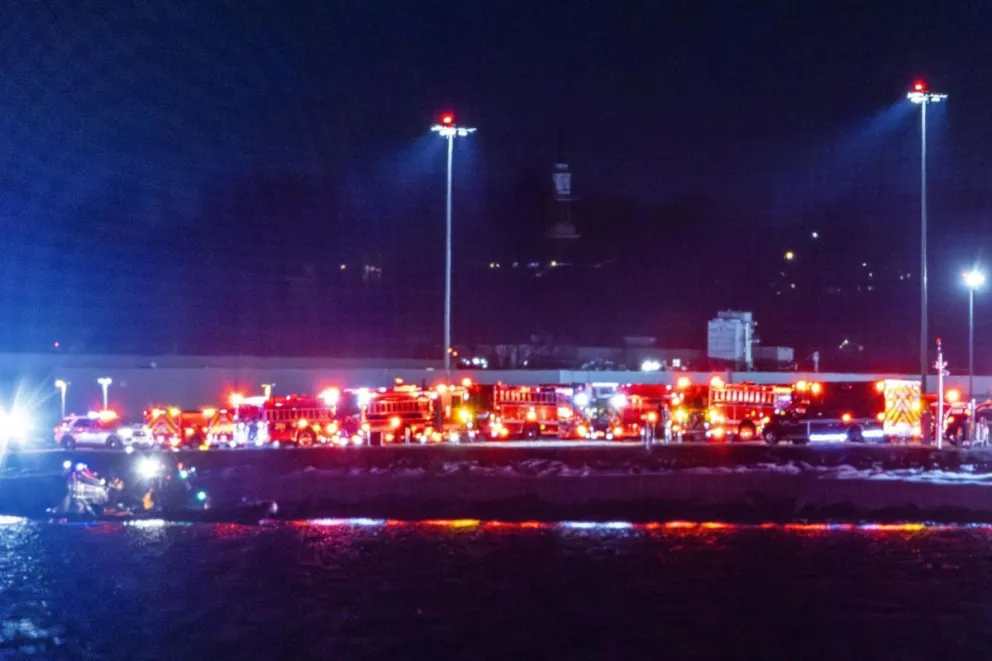 Equipos de rescate se reúnen para responder a un accidente aéreo en el río Potomac, cerca del Aeropuerto Nacional Ronald Reagan en Washington, DC. Foto: EFE