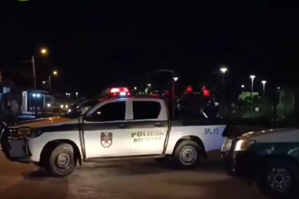 Vehículos policiales durante un operativo en Santa Cruz. Foto: Captura de video