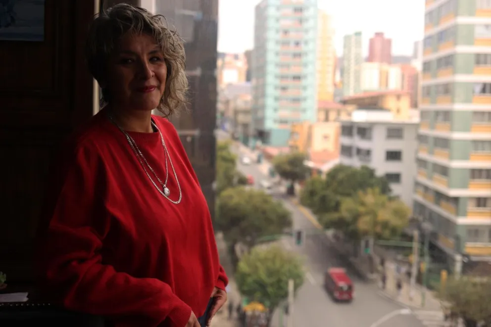 La directora ejecutiva de la Coordinadora de la Mujer, Tania Sánchez, posa durante una entrevista con EFE este 28 de enero de 2025, en La Paz, (Bolivia). Foto: EFE