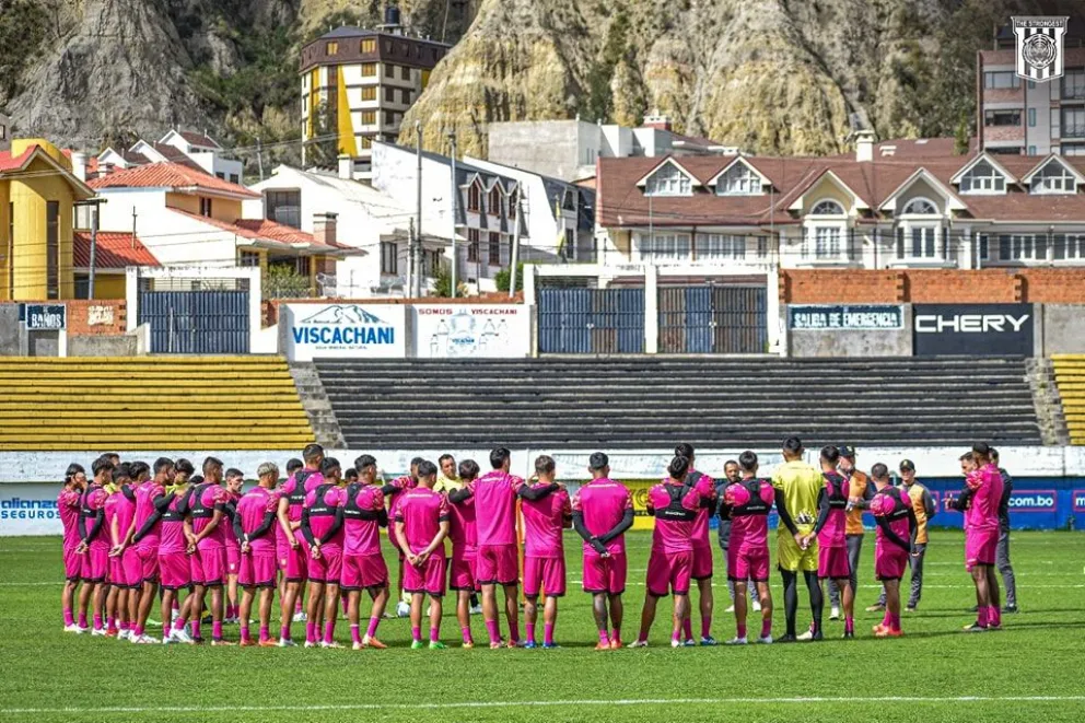 El plantel atigrado en la reunión previa a un entrenamiento. Foto: The Strongest.