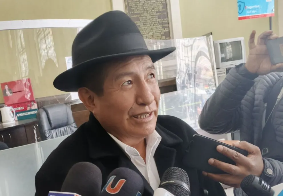 Rafael Quispe habla con la prensa, este jueves. Foto: DTV