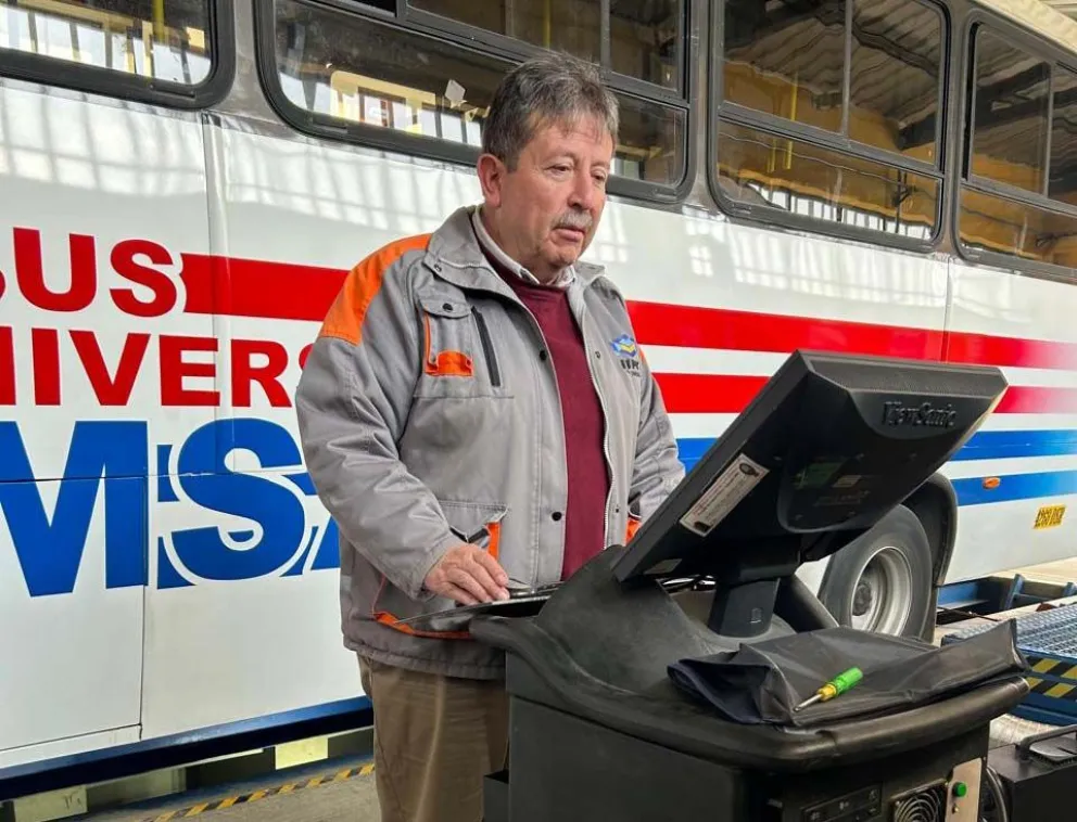 Uno de los especialistas en pleno estudio. FOTO: YPFB