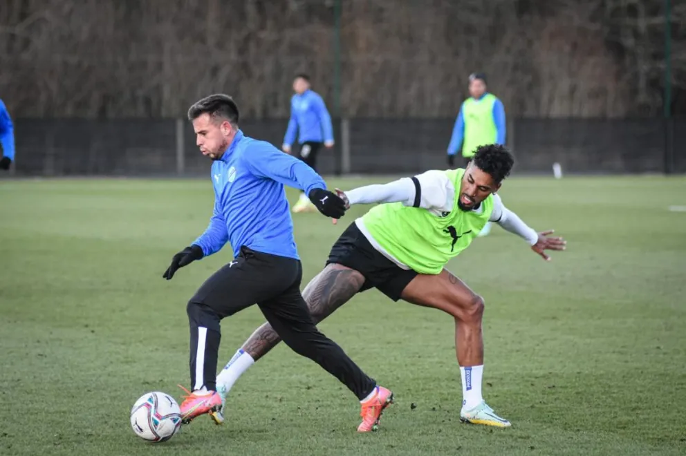 Henry Vaca (izq.) supera la marca de Gomes en la práctica de este jueves. Foto: Club Bolívar.