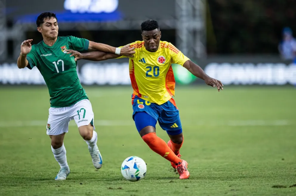 El boliviano Guilmar Centella (17) lucha por la pelota con el colombiano Jhon Montaño. Foto: Conmebol.