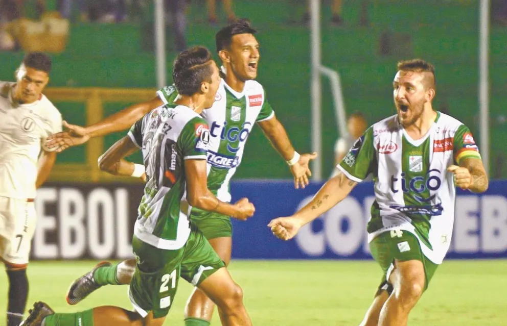 Jugadores de Oriente celebran el triunfo ante Universitario, en 2018. Foto: Conmebol.