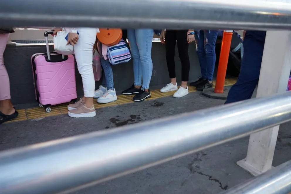 Fotografía de archivo de inmigrantes en fila en la frontera de El Paso, Texas (Estados Unidos). Foto: EFE