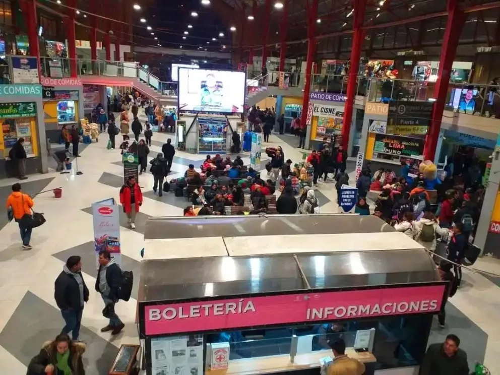 Viajeros en la Terminal de Buses de La Paz. FOTO: AMUN