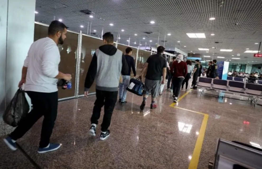 Personas en un aeropuerto en una imagen referencial. Foto: RRSS