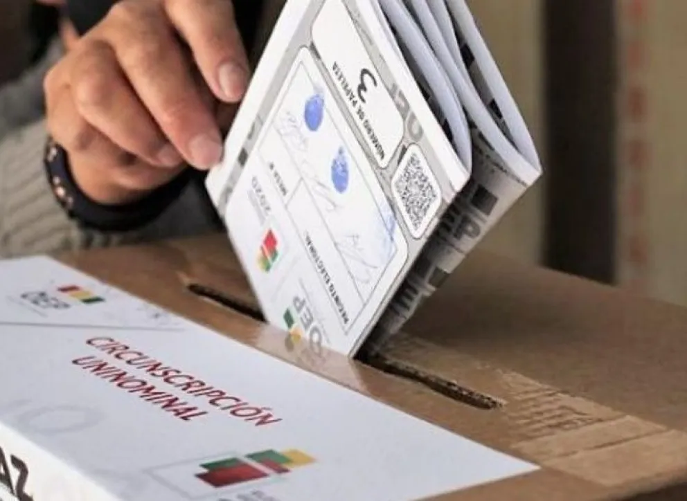 Un apersona vota en una elección anterior. Foto: RRSS