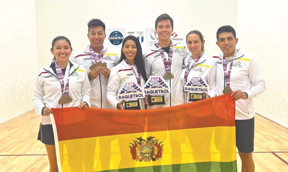 Barrios (izq.) junto a la selección en un campeonato anterior. Foto: Angélica Barrios.