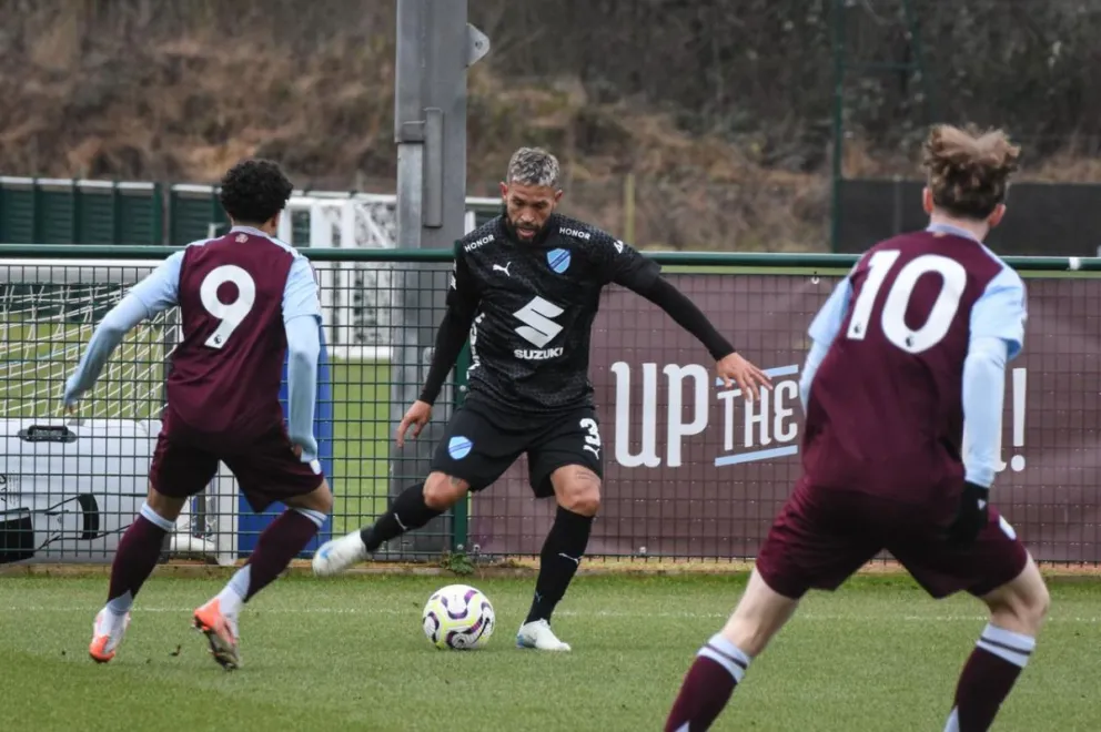 Torrén domina la pelota en el amistoso con el Aston Villa. Foto: Club Bolívar.