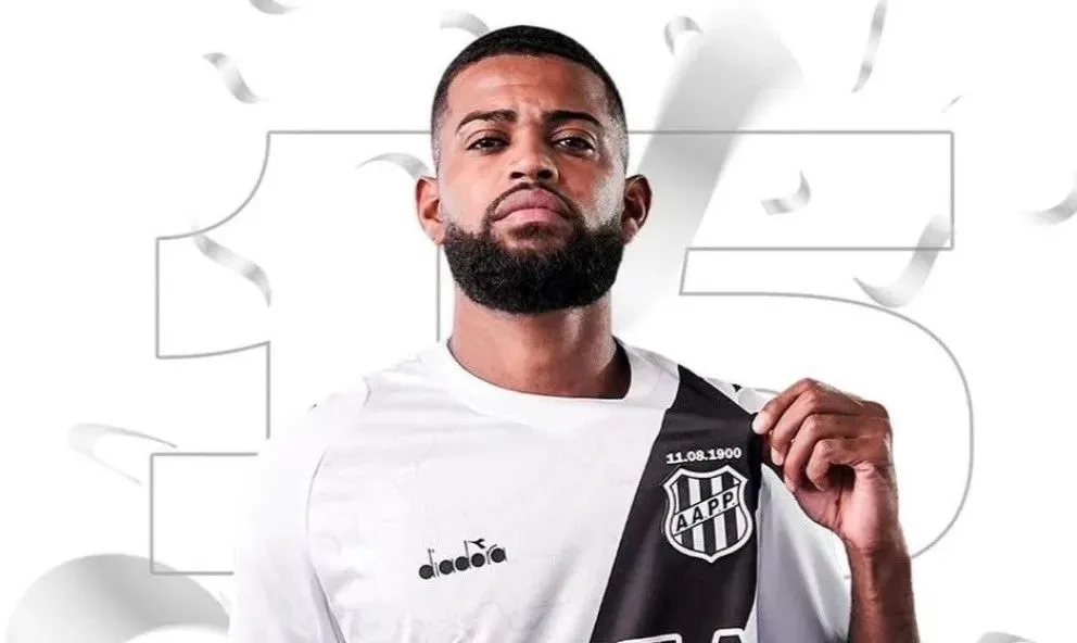 El futbolista brasileño Luiz Felipe Castro con la camiseta de Ponte Preta

