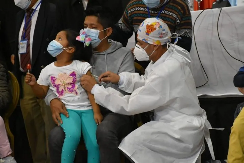Autoridades de Salud recomiendan la vacunación contra la influenza y la Covid-19 para volver a clases. Foto: Ministerio de Salud.