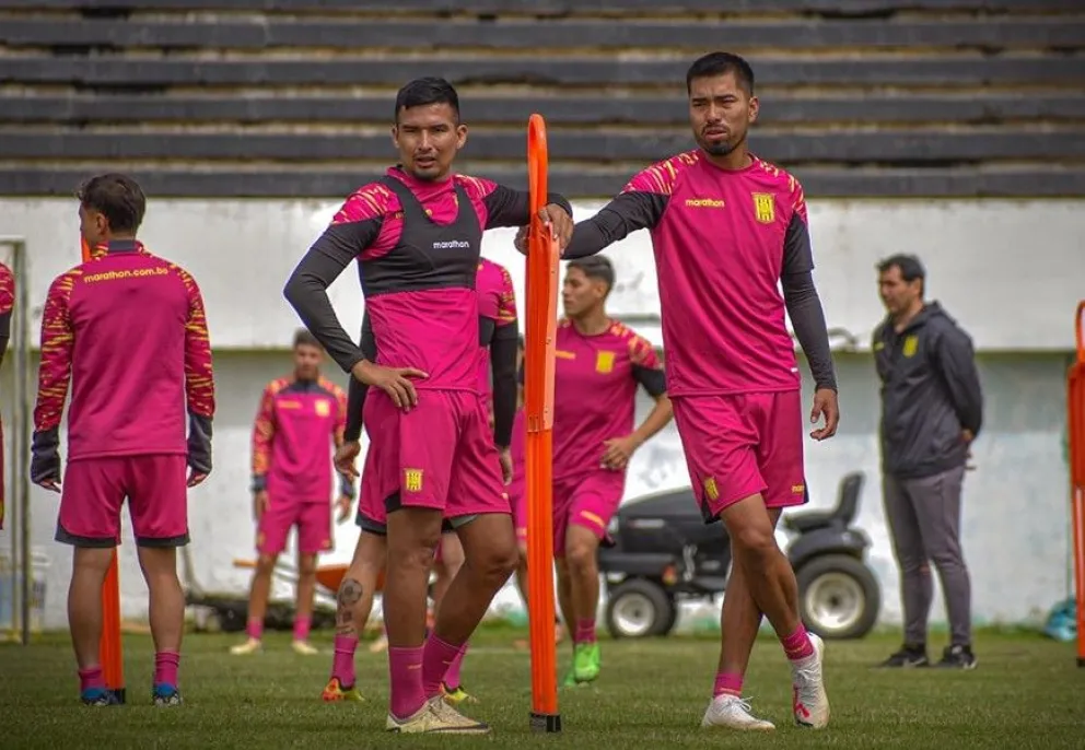 Álvaro Quiroga y Víctor Cuéllar, jugadores del Tigre, en el entrenamiento de este viernes. Foto: club The Strongest