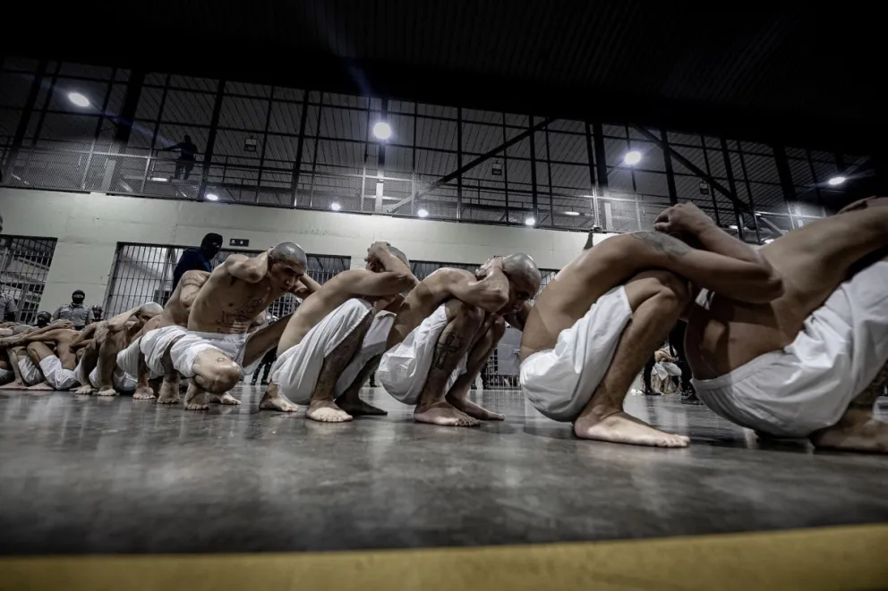 Imagen sin fecha cedida por el Gobierno de El Salvador donde se observan pandilleros en el denominado Centro de Confinamiento del Terrorismo. Foto: EFE / Gobierno de El Salvador
