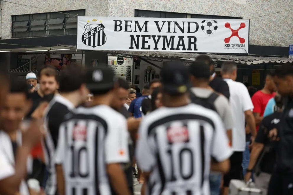 Aficionados del Santos llegan al estadio Vila Belmiro, donde será la presentación del delantero Neymar. Foto: EFE.