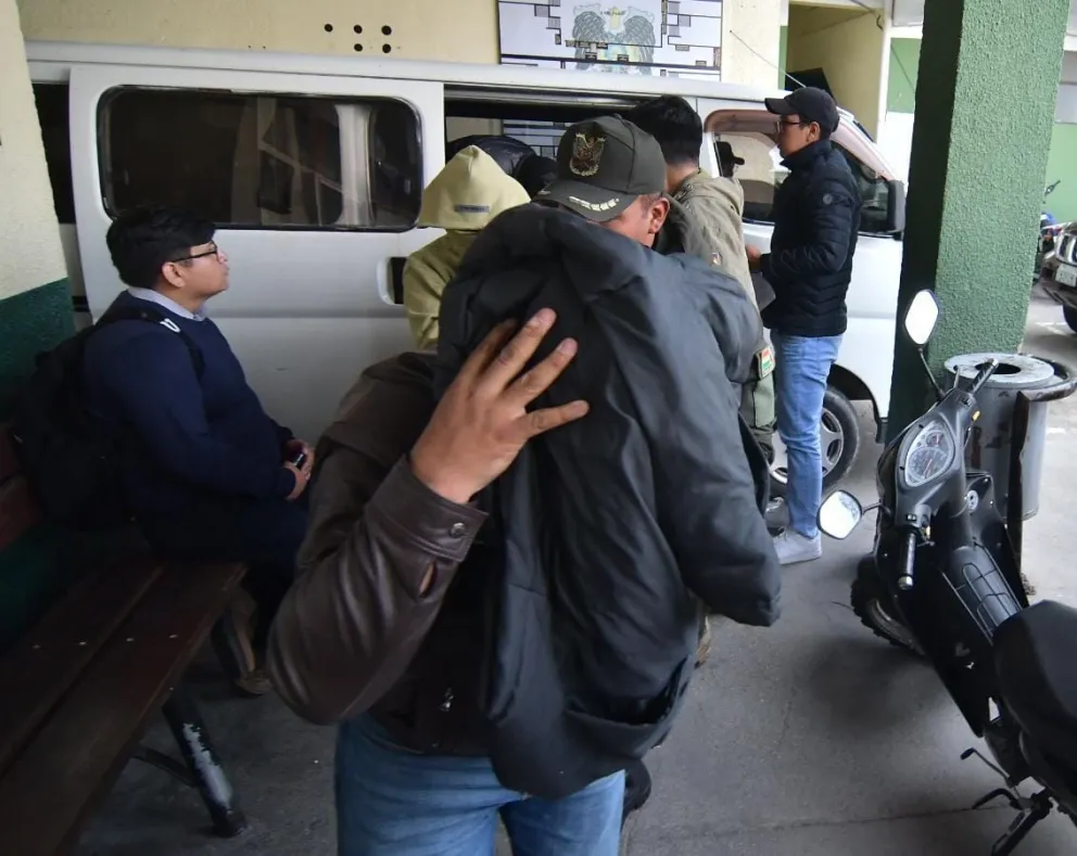 Uno de los efectivos del DACI es trasladado a celdas policiales, en La Paz. Foto: APG