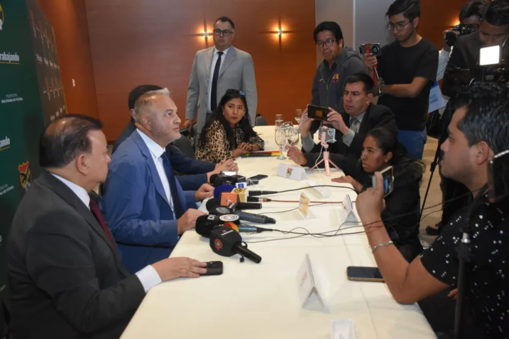 Costa (de azul) en una pasada conferencia de prensa. Foto: APG.