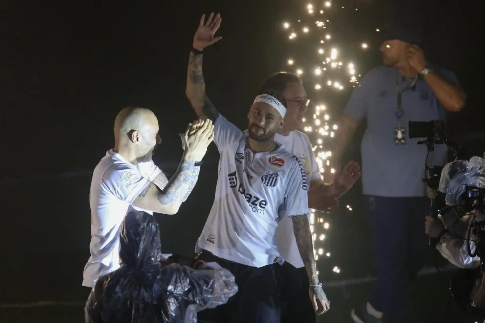 Neymar saluda a los aficionados presentes en Vila Belmiro. Foto: EFE.