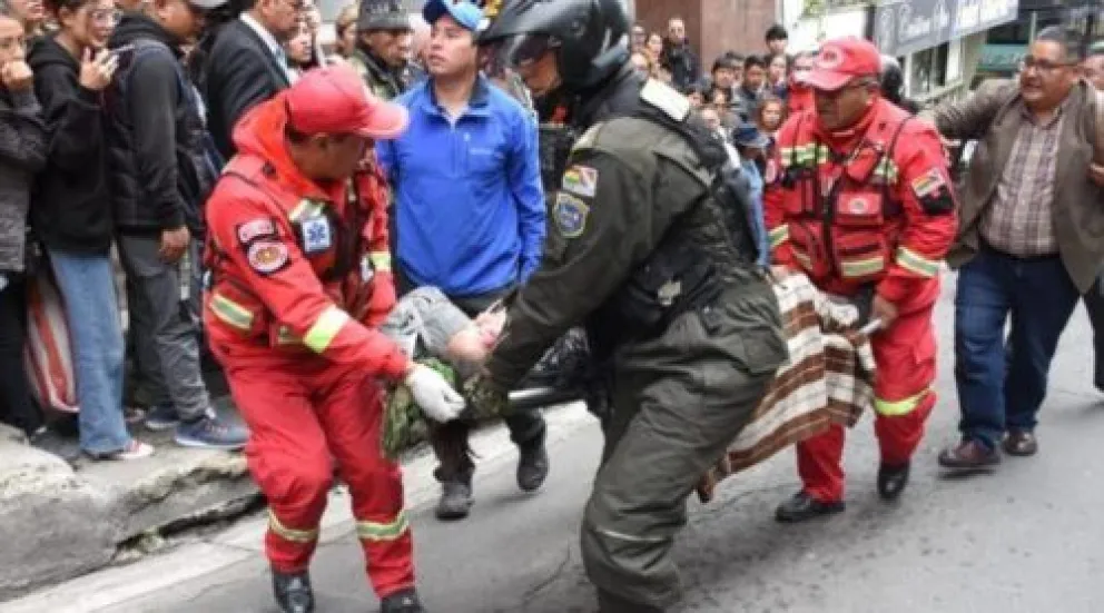 Personal policial traslada a una de las heridas del accidente de tránsito. Foto: APG