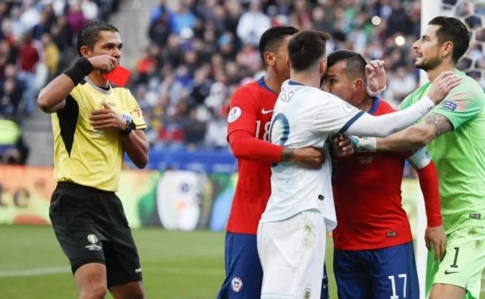 Vivar muestra la roja a Messi en la Copa América 2019. Foto: Hoy Paraguay