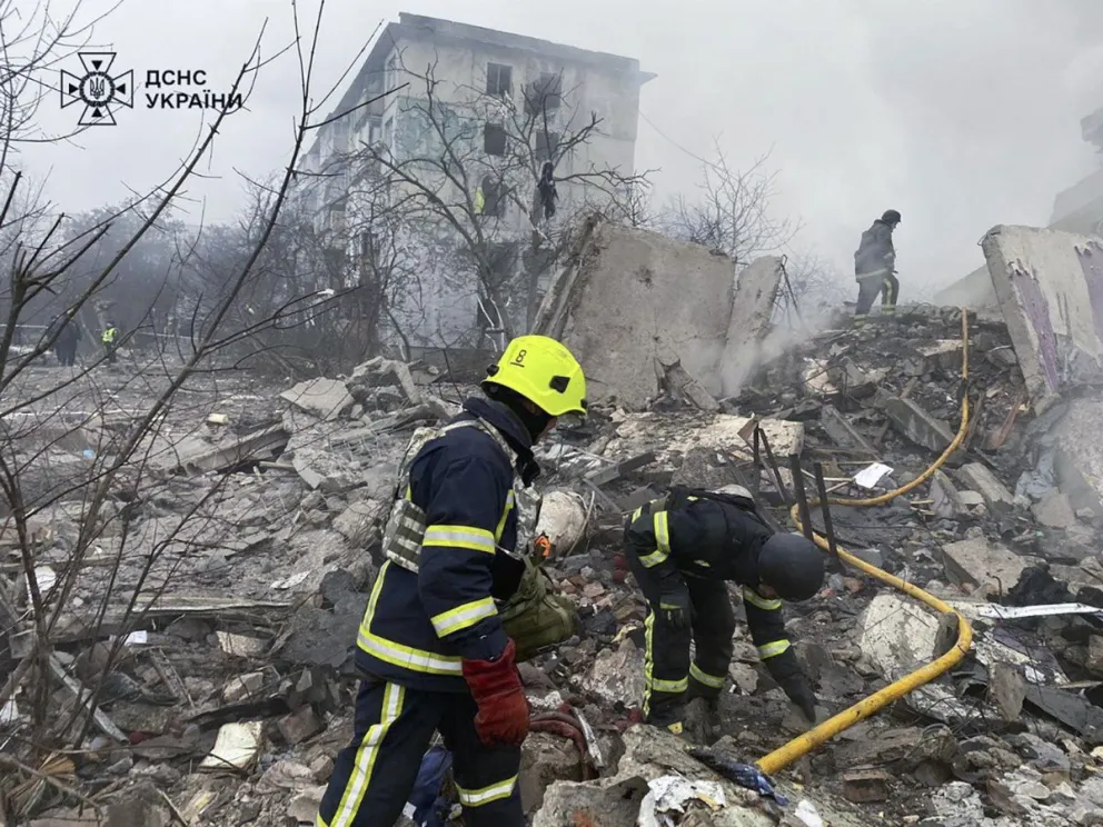 Rescatistas ucranianos trabajan entre los escombros de un edificio residencial alcanzado por un ataque con cohete en Poltava, Ucrania, el 1 de febrero de 2025. Foto: EFE