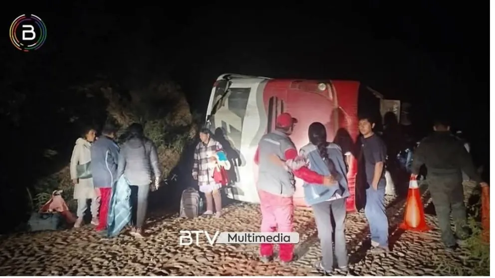 El bus que volcó anoche en Tarvita, dejando 22 heridos. Foto: BTV