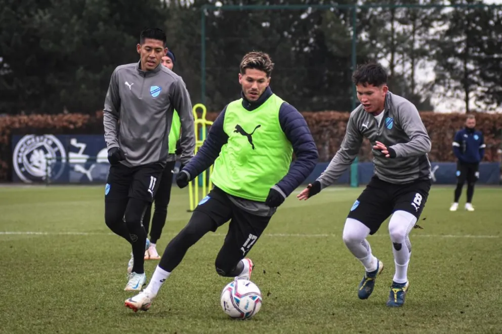 Rodríguez cubre la pelota ante la marca de Paz en la sesión de este sábado. Foto: CB