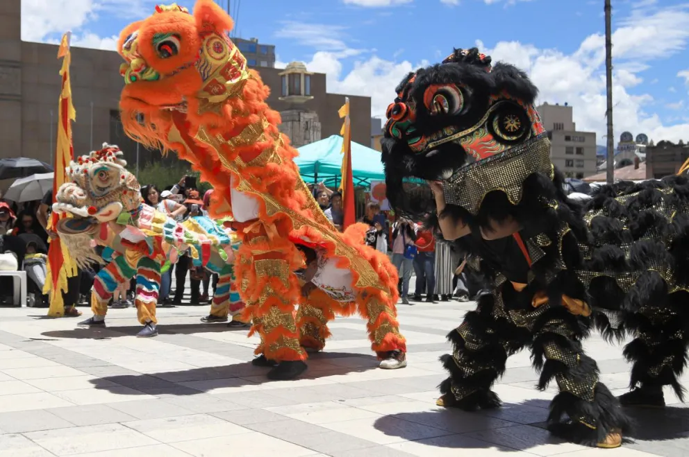 Un grupo de danza realiza el baile del león éste sábado en La Paz (Bolivia). Foto: EFE