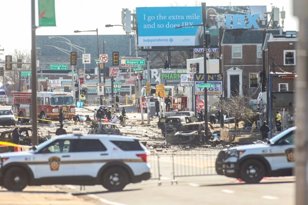 La Policía y los servicios de emergencia trabajan en la zona acordonada del accidente de avión al este de Cottman Avenue, en Filadelfia, EEUU. Foto: EFE