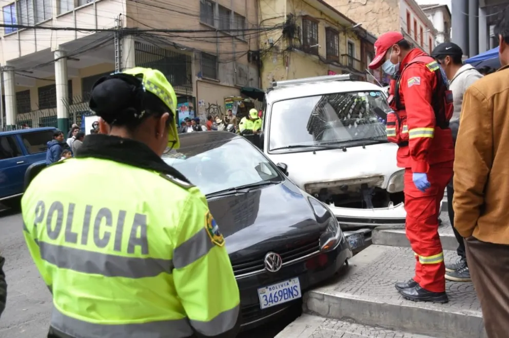 El minibús que protagonizó el accidente y atropelló a dos jóvenes en la calle Genaro Sanjinés. Foto: APG