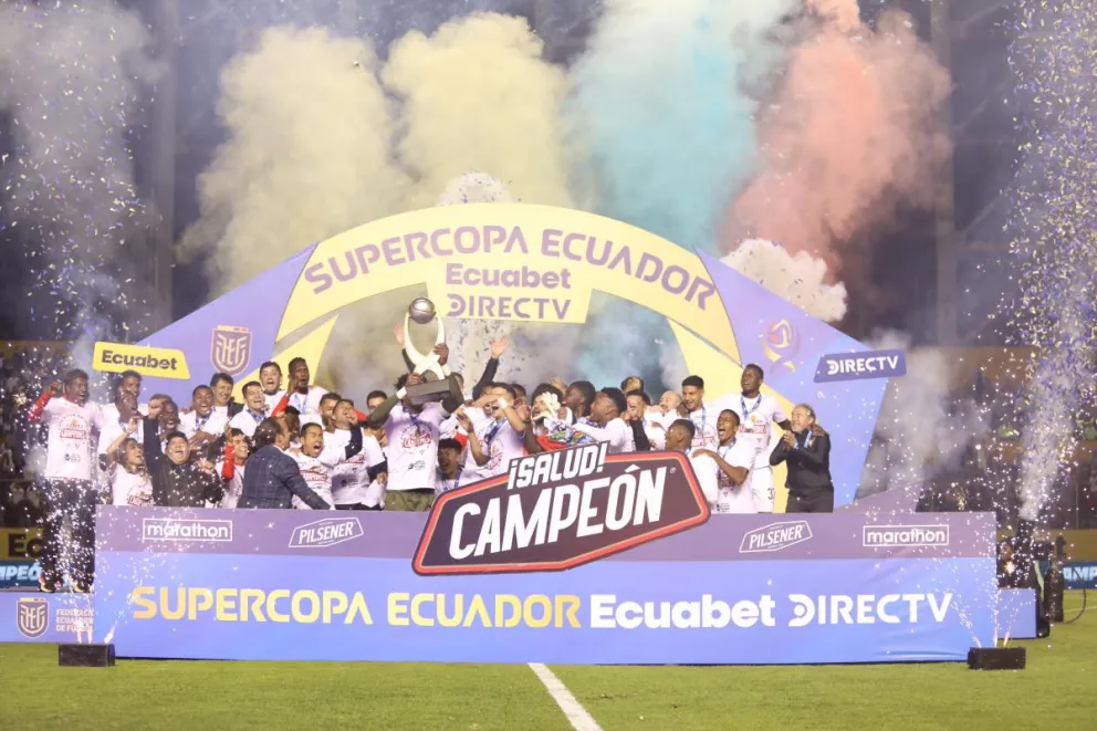 Gabriel Villamil celebra el título de Liga de Quito con sus compañeros. Foto: FEF.