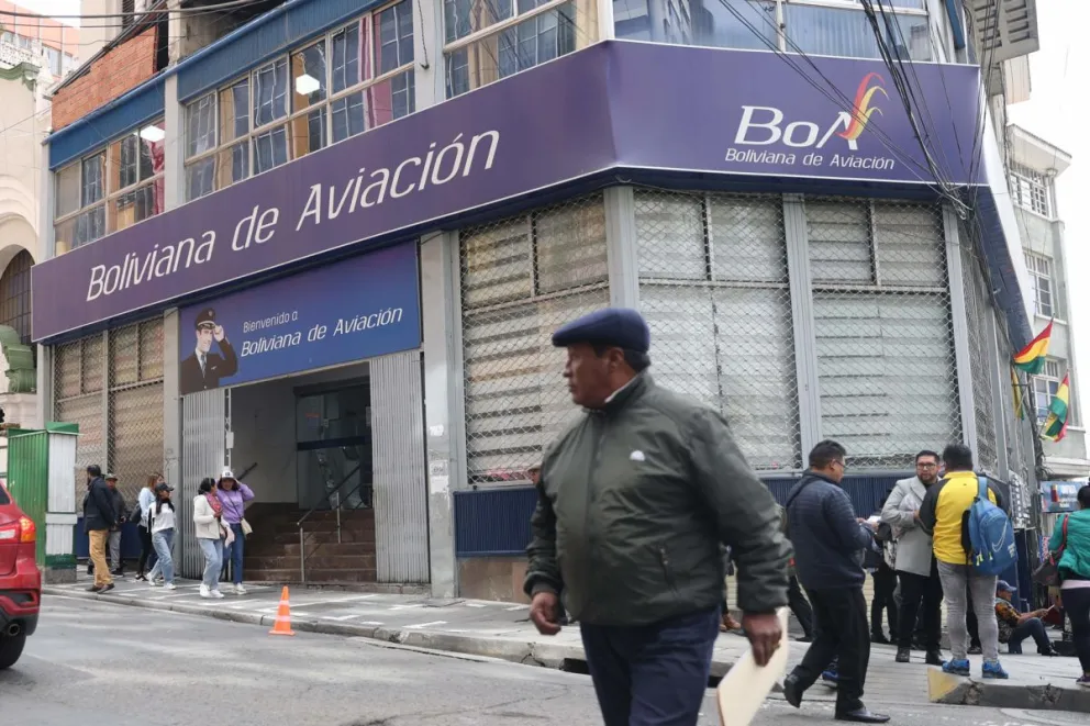 Fotografía de un grupo de personas frente a las oficinas de Boliviana de Aviación (Boa) en La Paz. Foto: EFE