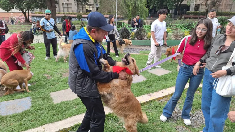 Nessa saluda a su "tío". FOTO: Jorge Soruco / Visión 360