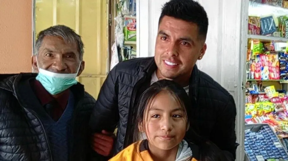 Leonel López con dos hinchas del Tigre en un pasillo del estadio Hernando Siles. Foto: Jhulisa Mezza. 
