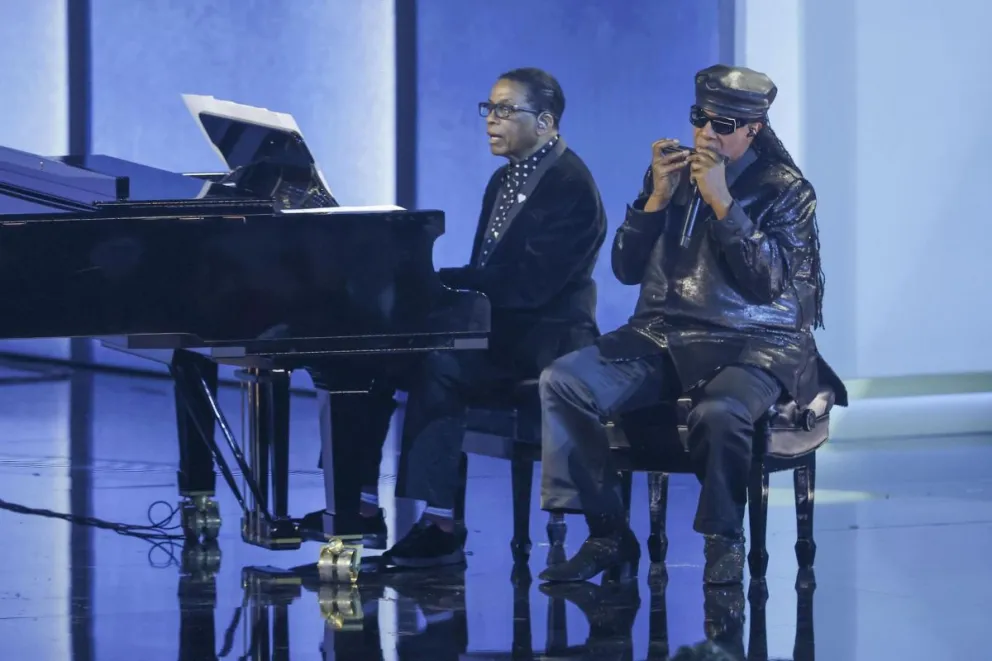 Stevie Wonder y Herbie Hancock durante su presentación en los Premios Grammy en Los Ángeles. Foto: EFE