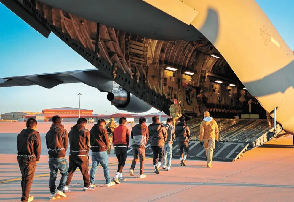 Migrantes ingresan a un avión de EEUU para un vuelo de deportación. Foto: EFE 