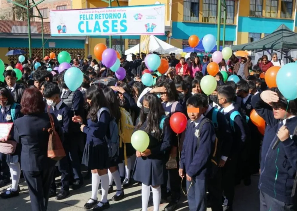 Alumnos retornan a clases en un colegio de La Paz este lunes. Foto: APG