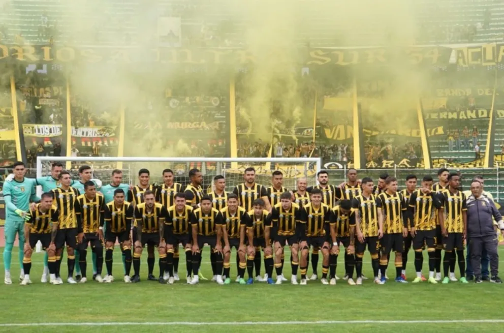 El plantel 2025 de The Strongest, que fue presentado el domingo en el estadio Hernando Siles. Foto: APG
