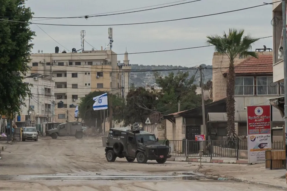 Tanques militares con banderas israelíes cortan el acceso a la zona donde realizan la operación militar Muro de Hierro en Yenín, Cisjordania ocupada el 22 de enero de 2025. Foto: EFE