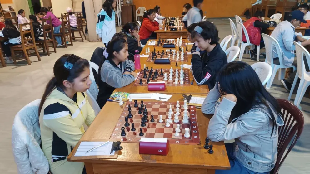 Varias pensadoras durante el torneo en Sucre. Foto: Federación Boliviana de Ajedrez.
