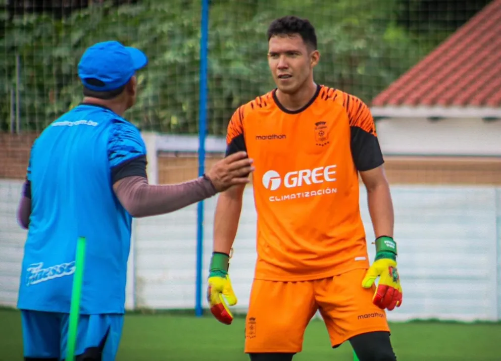 Gustavo Almada en un entrenamiento junto a Marco Vallejos, preparador de arqueros del club. Foto: Blooming