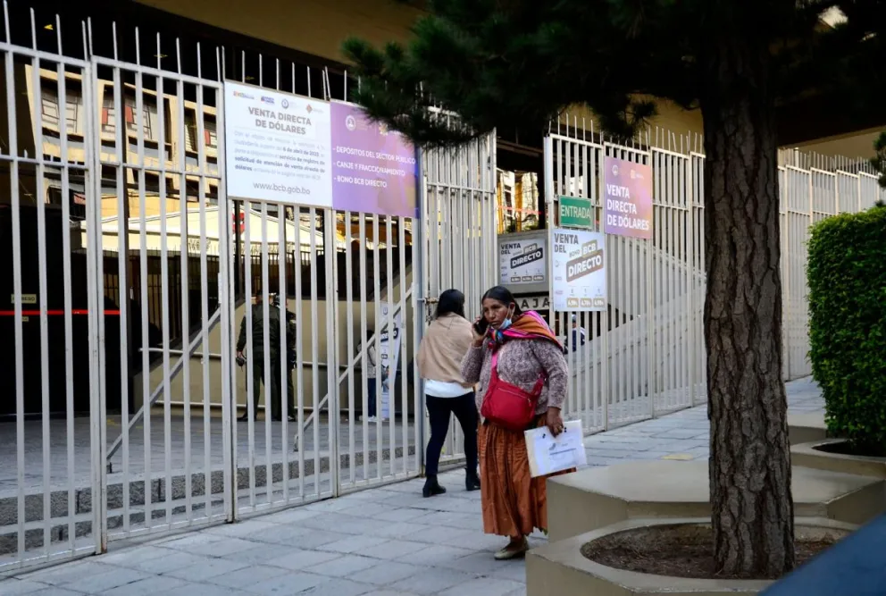 Los avisos en las rejas del BCB sobre la venta de dólares. Foto: ABI (archivo)