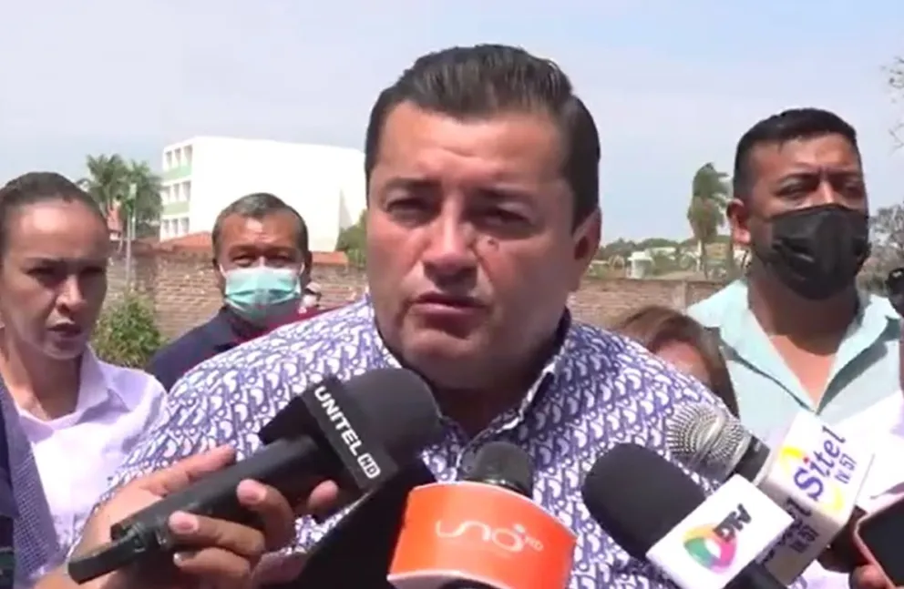 El alcalde Jhonny Fernández en declaraciones a los medios. Foto: Captura de video
