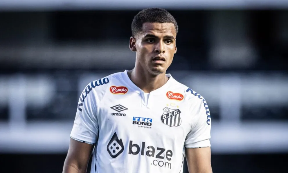 Enzo Monteiro llegó al Santos en 2018 y en 2022 firmó su primer contrato profesional. 