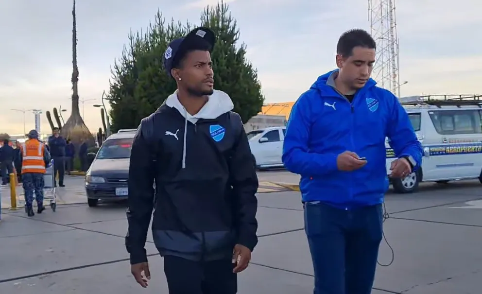 Romero abandona en silencio el aeropuerto internacional de El Alto. Foto: Sports 360