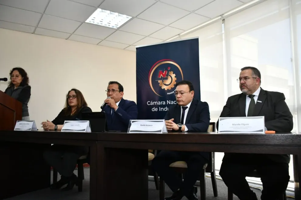 Los representantes de los industriales y exportadores se dirigen a los medios de comunicación. Foto: APG