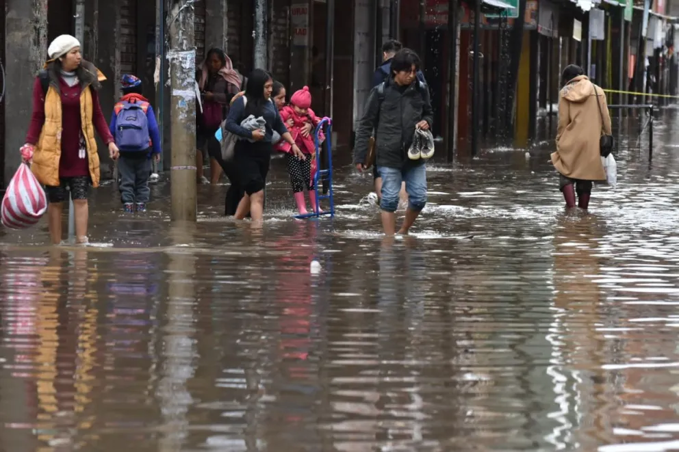 Las calles de Cochabamba se llenaron de agua tras las lluvias de la semana pasada.     Foto: APG
