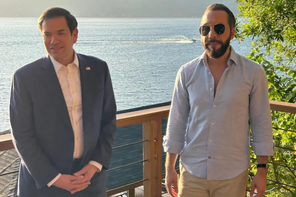 El secretario de Estado de EEUU, Marco Rubio junto al presidente de El Salvador, Nayib Bukele en San Salvador. Foto: EFE