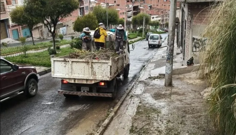 Personal de la Alcaldía retira material de arrastre en un sifonamiento. Foto: AMUN